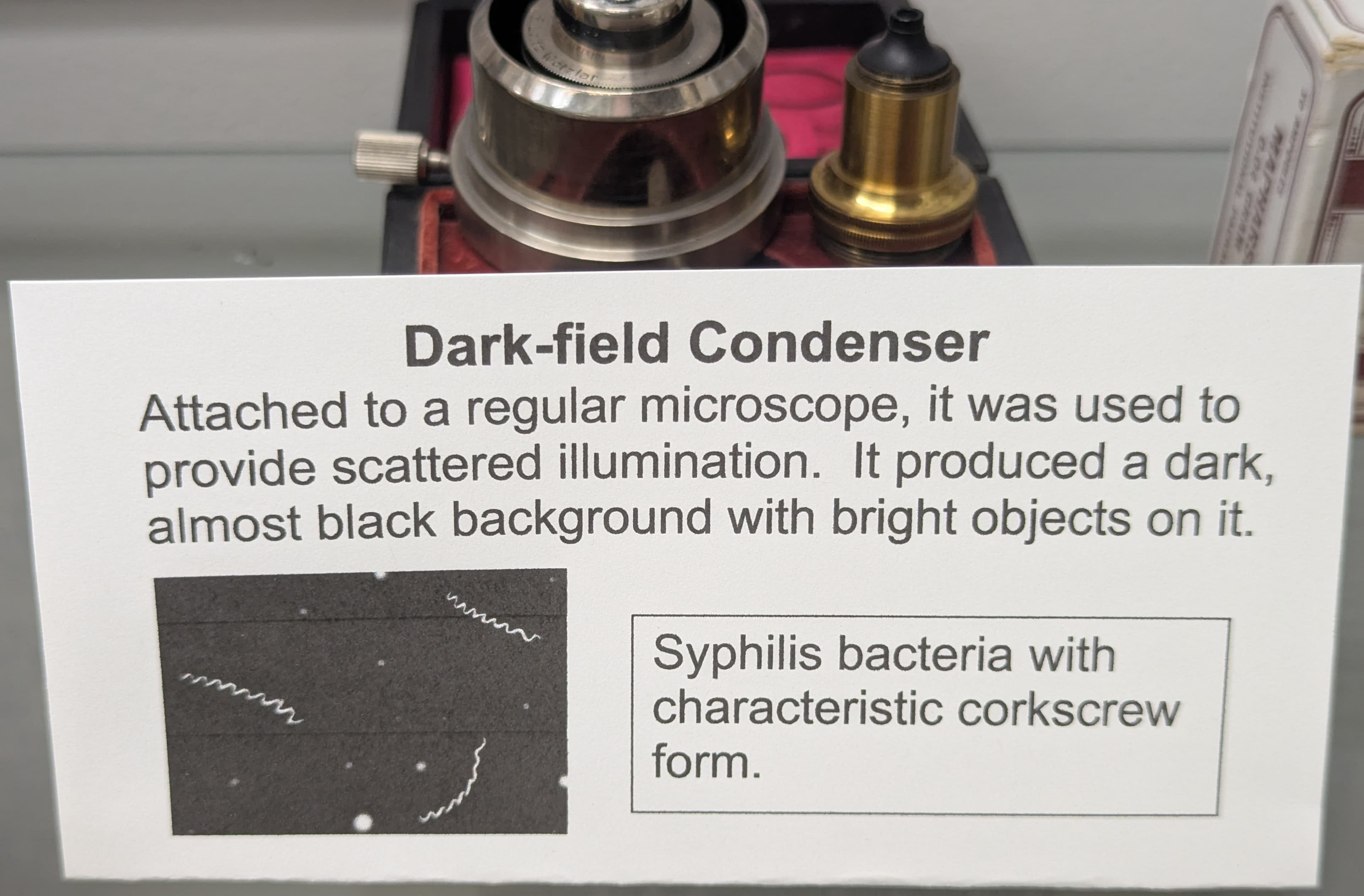 A sign describing how dark - field condenseer works